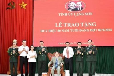 Đại tướng Phan Văn Giang trao Huy hiệu 80 năm tuổi Đảng tại Lạng Sơn