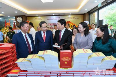 Lễ giới thiệu cuốn sách 'Sức mạnh của dân tộc Việt Nam trong sự nghiệp xây dựng và bảo vệ Tổ quốc' của Đại tướng Lương Cường, nguyên Chủ tịch nước