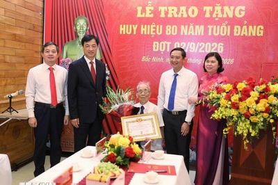 Trưởng ban Tổ chức Trung ương Nguyễn Duy Ngọc trao Huy hiệu 80 năm tuổi Đảng tặng các đảng viên ở Bắc Ninh