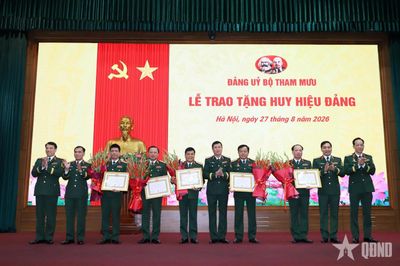 Đảng ủy các cơ quan thuộc Đảng bộ Tổng cục Hậu cần - Kỹ thuật trao tặng Huy hiệu 35 năm, 30 năm tuổi Đảng