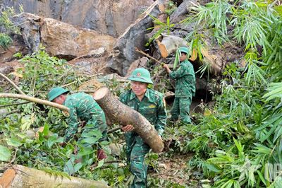 Bộ đội, dân quân giúp dân khắc phục hậu quả thiên tai