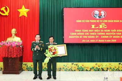 Trao Huy hiệu 35 năm tuổi Đảng tặng các đồng chí nguyên Chính ủy Quân đoàn 3 và Quân đoàn 4