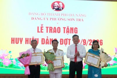 Trao tặng Huy hiệu Đảng cho 206 đảng viên thuộc Đảng bộ phường Sơn Trà