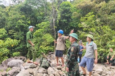 Khảo sát khu vực nghi có 3 Liệt sĩ tại khe Hội Yên