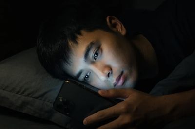 Hội chứng trì hoãn trên giường: Nhiều bạn trẻ lướt điện thoại đến rạng sáng dù cả ngày làm việc mệt mỏi