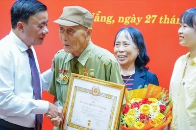 Thường trực Ban Bí thư Trần Cẩm Tú trao Huy hiệu 80 năm tuổi Đảng tại Đà Nẵng
