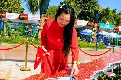 8.100 lá cờ Tổ quốc tạo hình bản đồ Việt Nam tại Quảng Ngãi