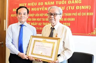 Bí thư Thành ủy TPHCM Trần Lưu Quang trao Huy hiệu 80 năm tuổi Đảng đến 2 đảng viên cao niên
