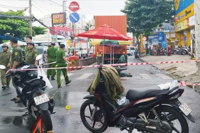 Hai vợ chồng tử vong sau va chạm với xe tải ở TPHCM