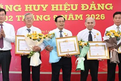 150 đảng viên Đảng bộ các cơ quan Đảng TPHCM nhận Huy hiệu Đảng