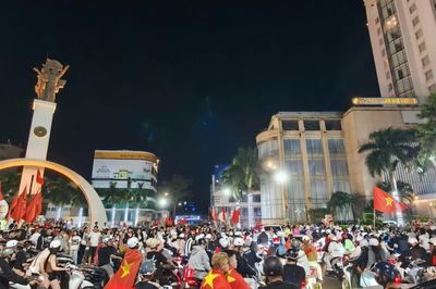 Muôn kiểu 'đi bão' của người dân Đắk Lắk mừng Việt Nam vô địch