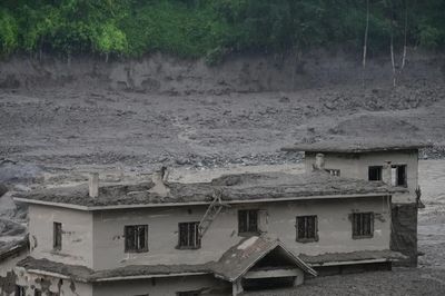 Lũ quét ở Nepal và Trung Quốc: Ít nhất 160 người chết và hàng trăm du khách nước ngoài mất tích
