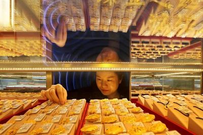 Giá vàng rời đỉnh ba tháng khi thị trường chờ tín hiệu từ Fed