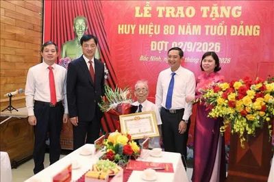 Lãnh đạo Đảng, Nhà nước trao tặng Huy hiệu 80 năm tuổi Đảng cho các đảng viên lão thành