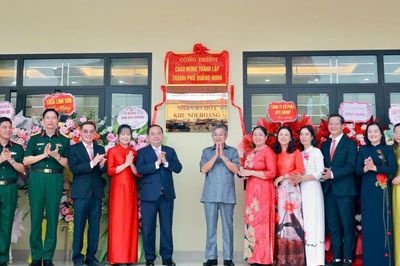 Bí thư Tỉnh ủy nhấn nút khởi công 2 khu công nghiệp lớn chào mừng Quảng Ninh lên thành phố