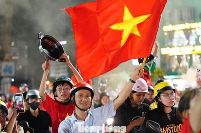 Người hâm mộ phố biển Quy Nhơn không ngủ ăn mừng chiến thắng của tuyển Việt Nam