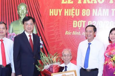 Trưởng Ban Tổ chức Trung ương Nguyễn Duy Ngọc trao Huy hiệu 80 năm tuổi Đảng ở Bắc Ninh