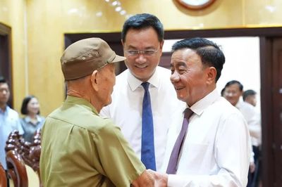 Thường trực Ban Bí thư Trần Cẩm Tú trao Huy hiệu 80 năm tuổi Đảng ở Đà Nẵng