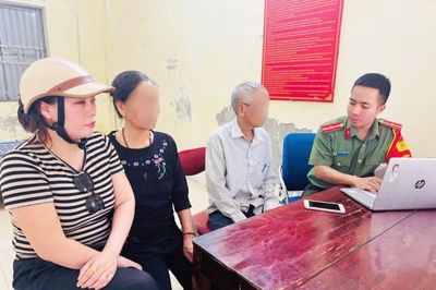 Vợ chồng cụ ông mang 5 chỉ vàng đi bán, chủ tiệm chở thẳng đến trụ sở công an
