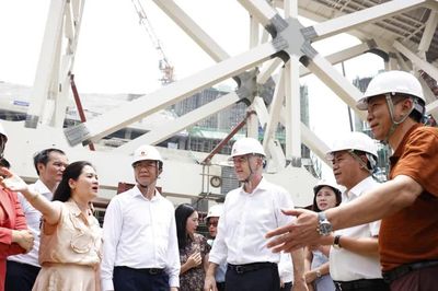 Chủ tịch FIFA thăm sân vận động 60.000 chỗ ngồi của PVF