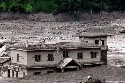 Cảnh tan hoang sau trận lũ quét kinh hoàng ở biên giới Nepal - Trung Quốc