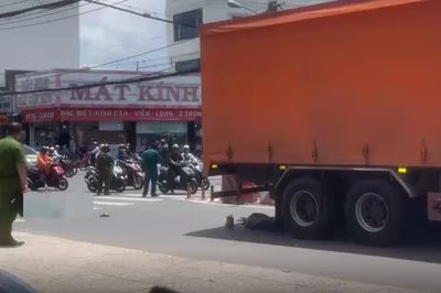 Va chạm với xe tải, hai người tử vong tại chỗ