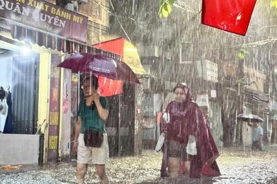 Tan tầm giữa cơn mưa như trút, nhiều tuyến phố Hà Nội chìm trong biển nước