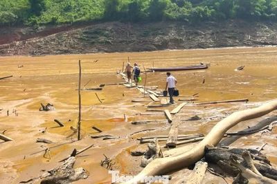 Nghệ An: Gian nan đường đến trường của giáo viên miền núi mùa mưa lũ