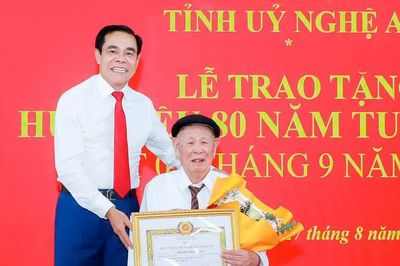 Cán bộ tiền khởi nghĩa 99 tuổi nhận huy hiệu 80 năm tuổi Đảng