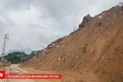 Những tảng đá lớn chênh vênh trên Quốc lộ 15 sau bão số 4