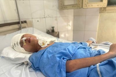 Chồng qua đời trong trận lũ, người mẹ cầu cứu khi con trai gặp tai nạn nguy kịch
