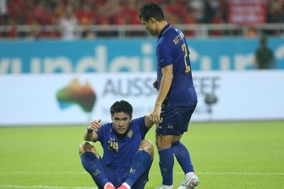 Cầu thủ Thái Lan đổ gục, không hiểu chuyện gì xảy ra ở Mỹ Đình
