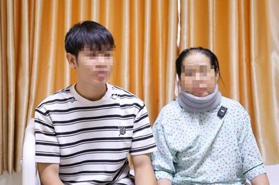 Tưởng phải ngồi xe lăn đến cuối đời, người phụ nữ bật khóc khi tự đi lại được