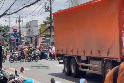 TPHCM: Xe máy bị cuốn vào gầm xe tải sau va chạm, đôi nam nữ tử vong tại chỗ