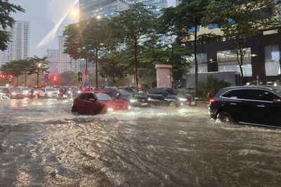 Mưa bất chợt, nhiều tuyến phố Hà Nội bị ngập nước