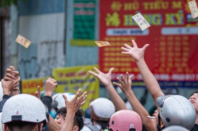 Thanh niên mang vợt giành tiền cúng cô hồn, náo loạn phố Chợ Lớn