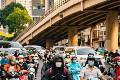 Điều gì xảy ra trong một phần giây khi người đi xe mô tô phanh gấp?