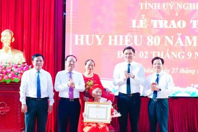 Phó Bí thư Thường trực Tỉnh ủy Nghệ An trao Huy hiệu 80 năm tuổi Đảng đến cán bộ lão thành tại xã Quỳnh Thắng và Đức Châu
