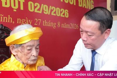 Chủ tịch UBND tỉnh trao tặng Huy hiệu 80 năm tuổi Đảng cho đảng viên tại xã Tùng Lộc