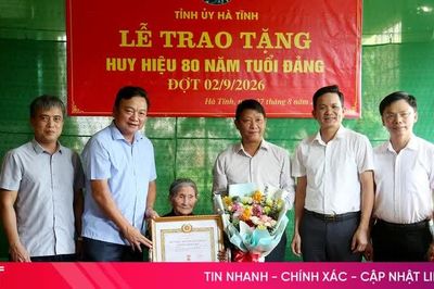 Trao Huy hiệu 80 năm tuổi Đảng cho đảng viên ở xã Đan Hải