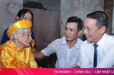 Nữ cán bộ lão thành nhận Huy hiệu 80 năm tuổi Đảng ở tuổi 101