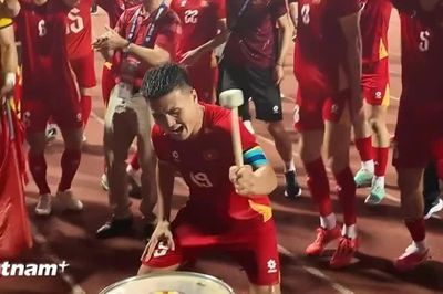Quang Hải đánh trống cực sung như Haaland, bắt nhịp cho toàn đội ăn mừng chức vô địch ASEAN Cup