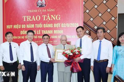 Thường trực Ban Bí thư Trần Cẩm Tú trao tặng Huy hiệu 80 năm tuổi Đảng cho đảng viên lão thành tại Đà Nẵng