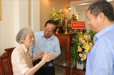 Dâng hương tưởng niệm 85 năm Ngày đồng chí Nguyễn Thị Minh Khai hi sinh