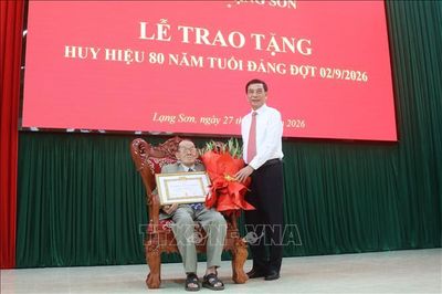 Phó Thủ tướng Phan Văn Giang trao tặng Huy hiệu 80 năm tuổi Đảng cho các đảng viên lão thành