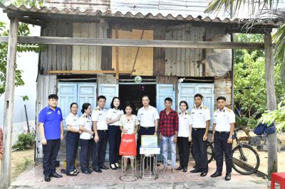 Lữ đoàn 167 thăm, tặng quà con ngư dân dịp năm học mới