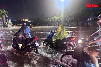 Hà Nội ghi nhận 8 điểm úng ngập sau trận mưa lớn tối 27/8