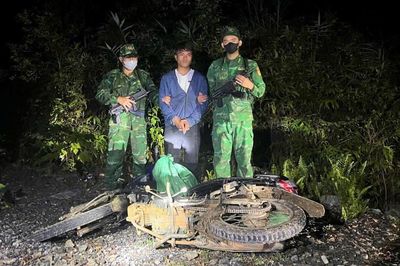 Bám rừng, mật phục đường dây vận chuyển trái phép thuốc nổ tại biên giới