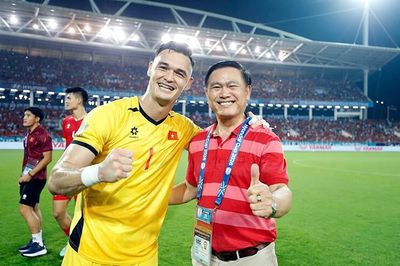 Thủ môn Lê Giang Patrik xuất sắc nhất AFF Cup, bất ngờ được hôn cúp vô địch thế giới