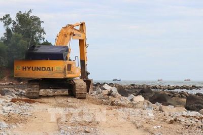 Quảng Ngãi dựng kè chống sạt lở, bảo vệ xóm biển trước mùa mưa bão